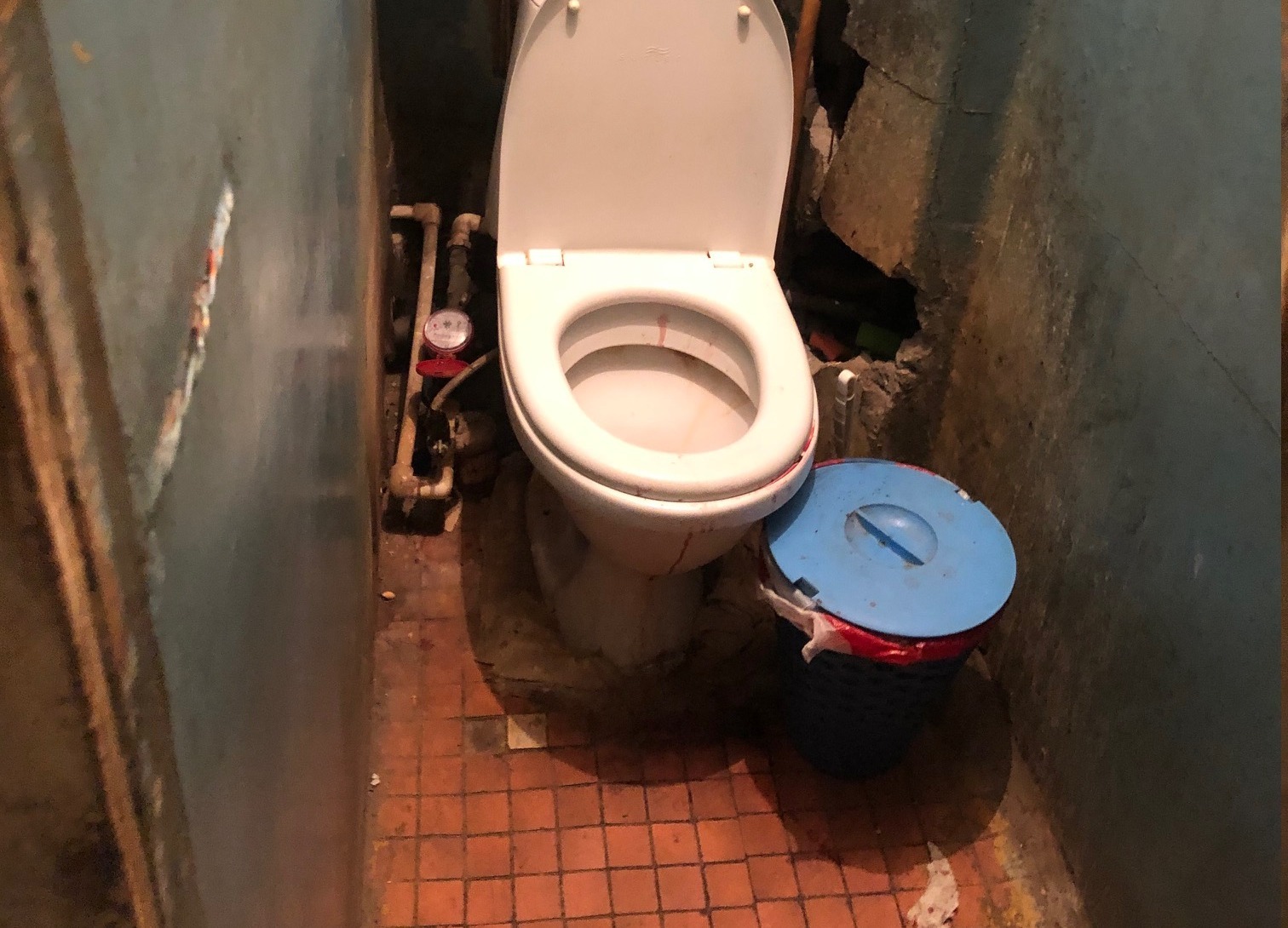 чп саратов заводской район вчера. фото женщины выкинула ребенка в туалет саратов. ребенка выбросили в туалет. девочка родила в туалете. младенца выбросили в мусоропровод в москве.